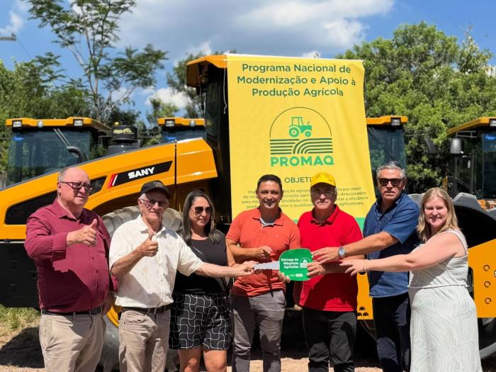 Entrega de rolo compactador reforça infraestrutura e marca mais uma conquista para Tabaí